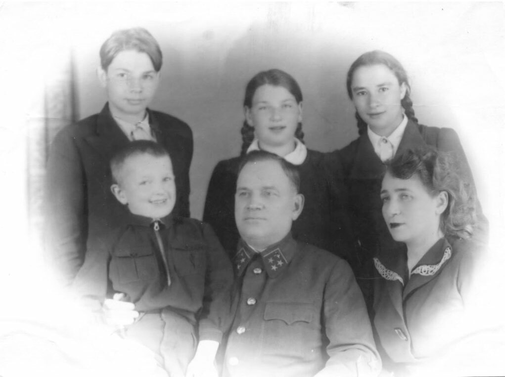 В семейном кругу. Фото из семейного архива