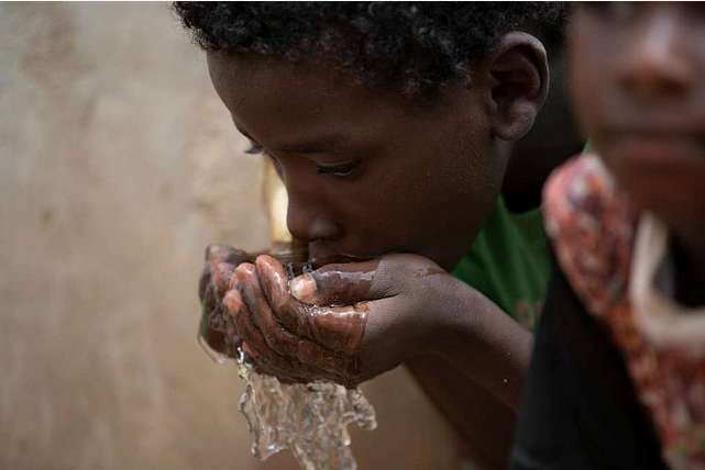 Фото: Defense Visual Information Distribution Service / picryl.com (Public Domain Dedication)###https://picryl.com/ru/media/a-nigerien-boy-drinks-water-from-a-well-outside-of-0aeb08 Фото: Defense Visual Information Distribution Service / picryl.com (Public Domain Dedication)###https://picryl.com/ru/media/a-nigerien-boy-drinks-water-from-a-well-outside-of-0aeb08