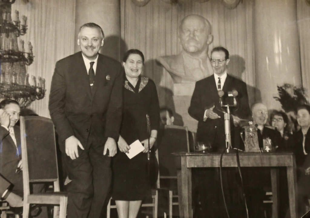Писатели Сергей Михалков, Агния Барто и Лев Кассиль на Неделе детской книгив Колонном зале дома Союзов, 1962 год. Фото: Российская государственная детская библиотека###https://rgdb.ru/home/news/5421-nedelya-detskoj-knigi-obrashchenie-detskikh-pisatelej-i-khudozhnikov-k-chitatelyam