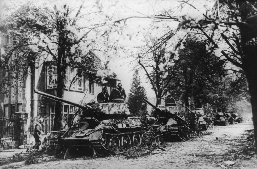 Колонна советских танков Т-34-85 в пригороде Берлина, апрель 1945 г. Источник фото: tass.ru