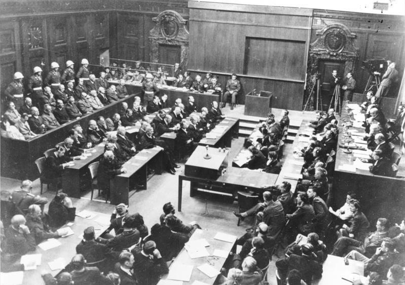 Фото: https://commons.wikimedia.org/wiki/File:Bundesarchiv_Bild_183-H27798,_N%C3%BCrnberger_Prozess,_Verhandlungssaal.jpg Фото: https://commons.wikimedia.org/wiki/File:Bundesarchiv_Bild_183-H27798,_N%C3%BCrnberger_Prozess,_Verhandlungssaal.jpg