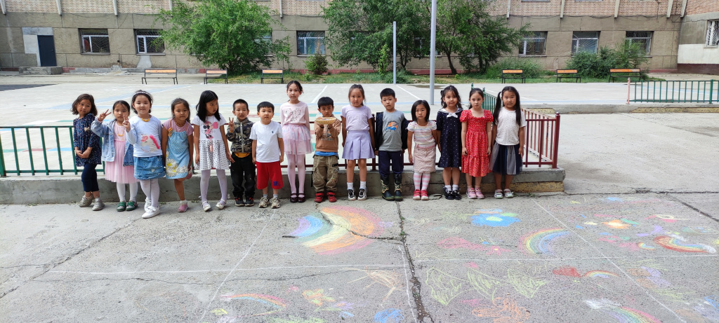 В Русском центре в Улан-Баторе дети рисовали лето на асфальте