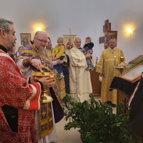 о. Герасим совершает службу