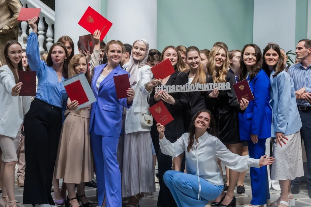 Фото: пресс-служба Минпросвещения России / edu.gov.ru (CC BY 4.0)###https://edu.gov.ru/press/7257/tatyana-golikova-i-sergey-kravcov-vruchili-diplomy-s-otlichiem-vypusknikam-rossiyskih-pedvuzov