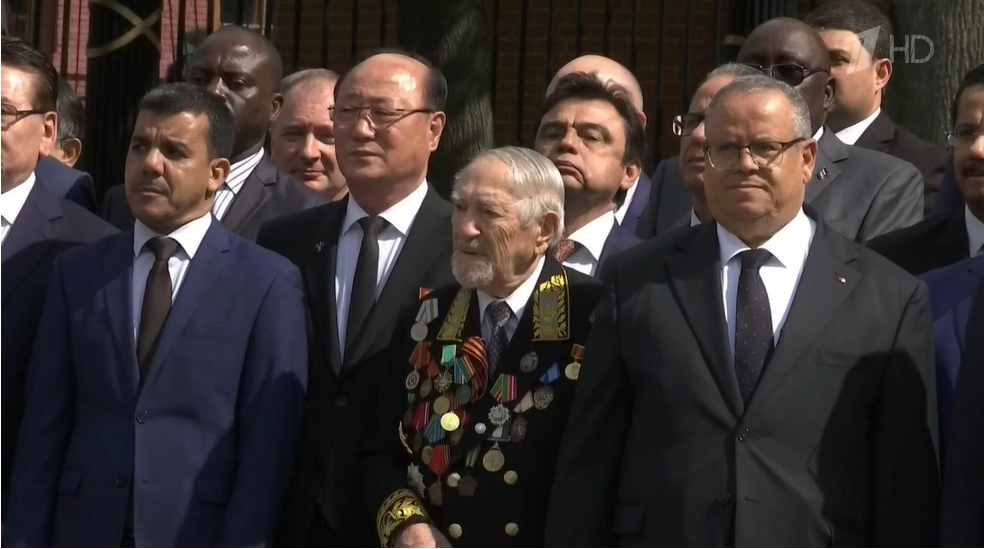 Фото: стоп-кадр / Первый канал / 1tv.ru###https://www.1tv.ru/news/2025-04-25/508128-darchiev_vozlozhil_tsvety_k_memorialu_duh_elby_na_arlingtonskom_kladbische_video