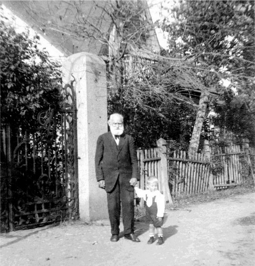 Иван Павлов с внуком у ворот дачи