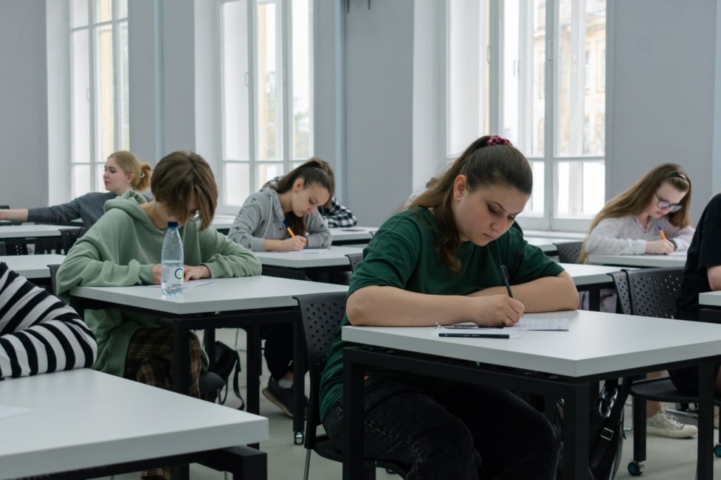 Фото: edu.gov.ru (CC BY 4.0)###https://edu.gov.ru/press/6045/vosem-shkolnikov-stali-pobeditelyami-vserossiyskogo-konkursa-na-luchshee-sochinenie-o-svoey-kulture-na-russkom-yazyke/ Фото: edu.gov.ru (CC BY 4.0)###https://edu.gov.ru/press/6045/vosem-shkolnikov-stali-pobeditelyami-vserossiyskogo-konkursa-na-luchshee-sochinenie-o-svoey-kulture-na-russkom-yazyke/