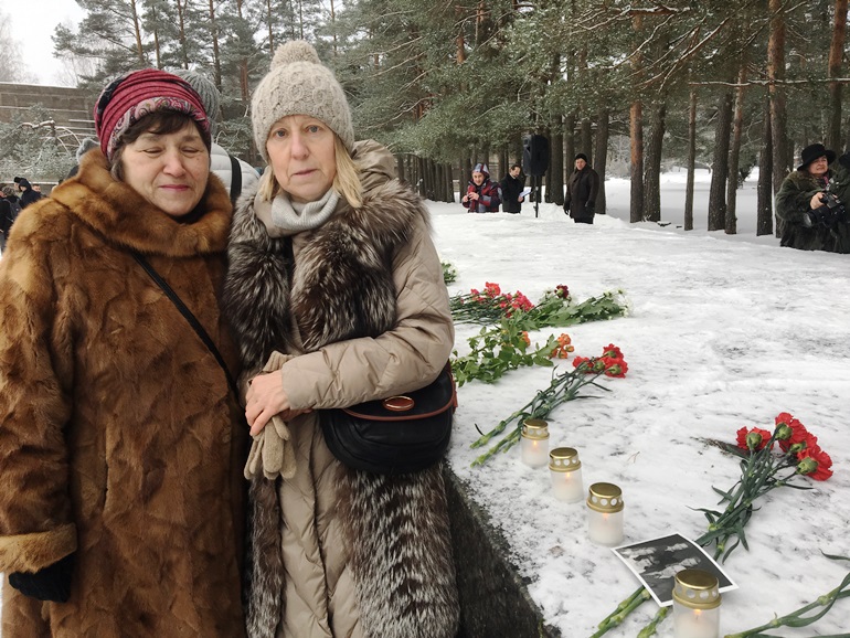 Двоюродные сёстры Ольга и Светлана на мемориал приезжают каждый год. Узниками Саласпилса были их мамы, бабушка и дедушка
