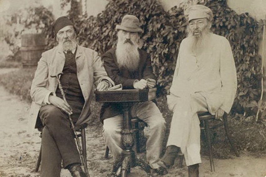Я. П. Полонский, Н. Н. Страхов и А. А. Фет в имении Фета Воробьевка, 1890 г.