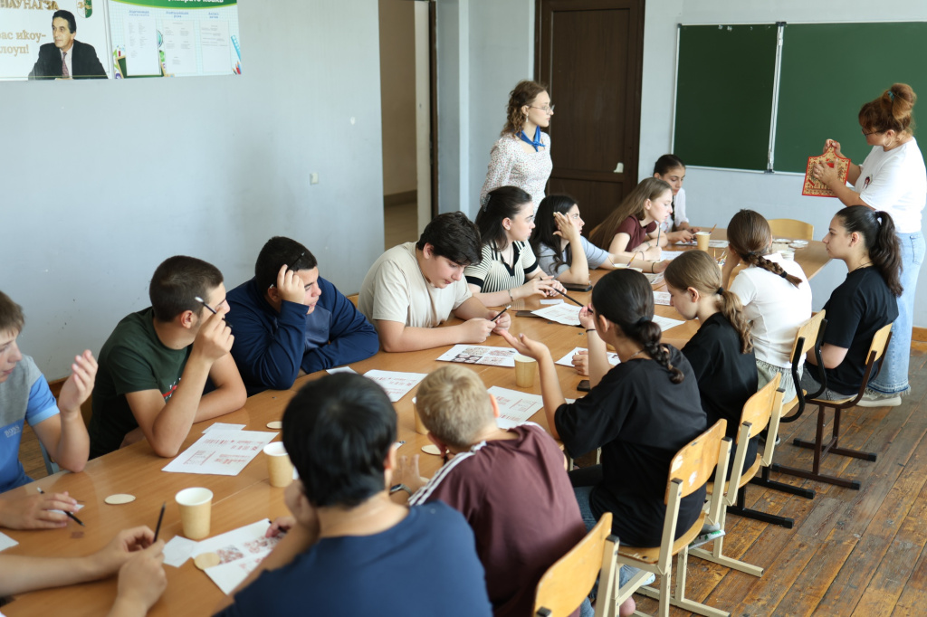Фото: пресс-служба Фонда поддержки гуманитарных наук «Моя история» / edu.gov.ru (CC BY 4.0)###https://edu.gov.ru/press/10144/v-respublike-abhaziya-pervaya-smena-mezhdunarodnoy-programmy-most-druzhby-obedinila-100-shkolnikov/