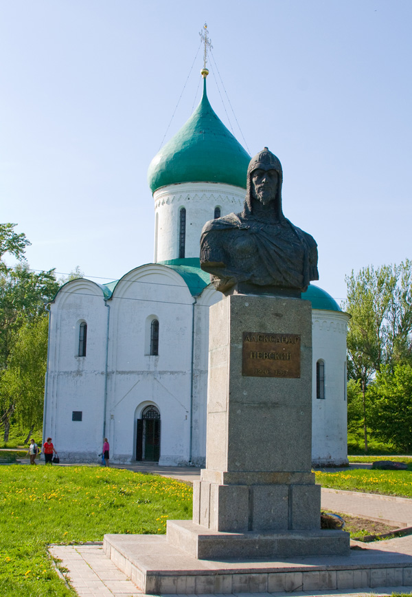 Фото: Спасо-Преображенский собор (сер.XII века) и памятник князю Александру Невскому, родившемуся в этом городе (сер.XX века, ск.С.М.Орлов, арх.Я.Капица). Россия, Переславль-Залесский / T3ru / ru.wikipedia.org (CC0 1.0)###https://ru.wikipedia.org/wiki/%D0%A4%D0%B0%D0%B9%D0%BB:%D0%9F%D0%B5%D1%80%D0%B5%D1%81%D0%BB%D0%B0%D0%B2%D0%BB%D1%8C-%D0%97%D0%B0%D0%BB%D0%B5%D1%81%D1%81%D0%BA%D0%B8%D0%B9_6201-2_e1b_sm1_T3ru_2011.jpg Фото: Спасо-Преображенский собор (сер.XII века) и памятник князю Александру Невскому, родившемуся в этом городе (сер.XX века, ск.С.М.Орлов, арх.Я.Капица). Россия, Переславль-Залесский / T3ru / ru.wikipedia.org (CC0 1.0)###https://ru.wikipedia.org/wiki/%D0%A4%D0%B0%D0%B9%D0%BB:%D0%9F%D0%B5%D1%80%D0%B5%D1%81%D0%BB%D0%B0%D0%B2%D0%BB%D1%8C-%D0%97%D0%B0%D0%BB%D0%B5%D1%81%D1%81%D0%BA%D0%B8%D0%B9_6201-2_e1b_sm1_T3ru_2011.jpg