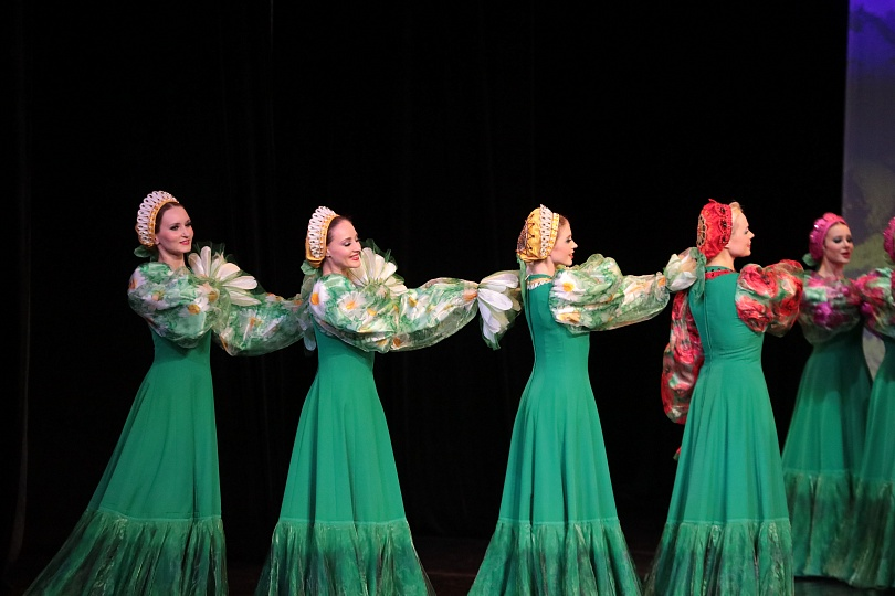 Фото: culture.gov.ru###https://culture.gov.ru/press/news/v_den_rossii_v_stolitse_yuzhnoy_osetii_vpervye_vystupil_ansambl_berezka_/