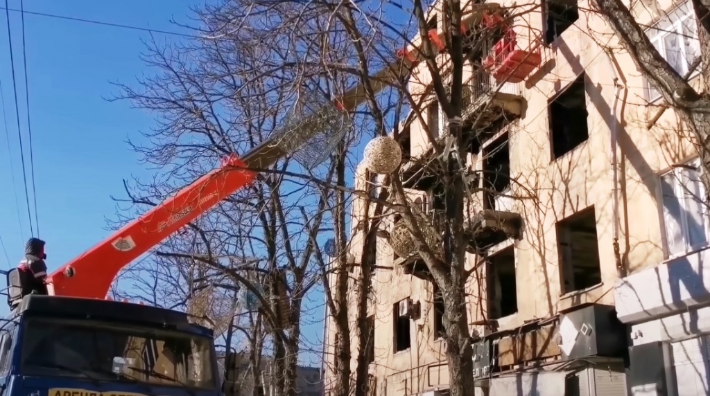 Мариуполь. Восстановление разрушенного дома. Стоп-кадр