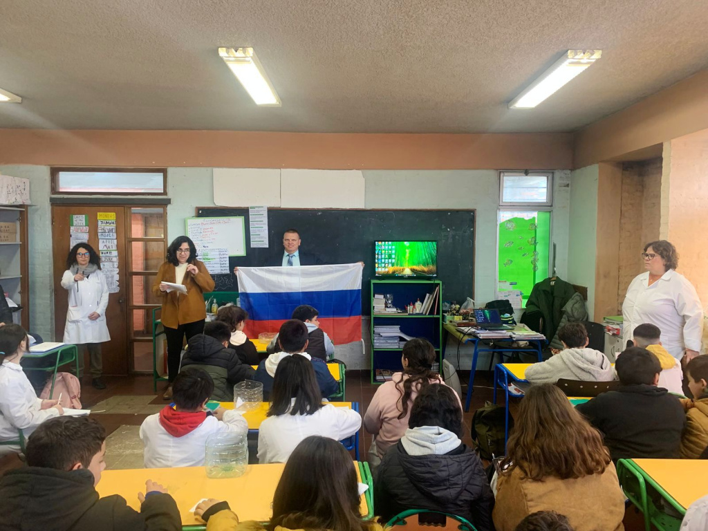 Марианелла Калабухова выступает в школе