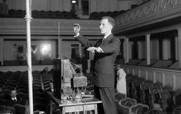 Лев Термен играет на терменвоксе. Париж, 1927 г.