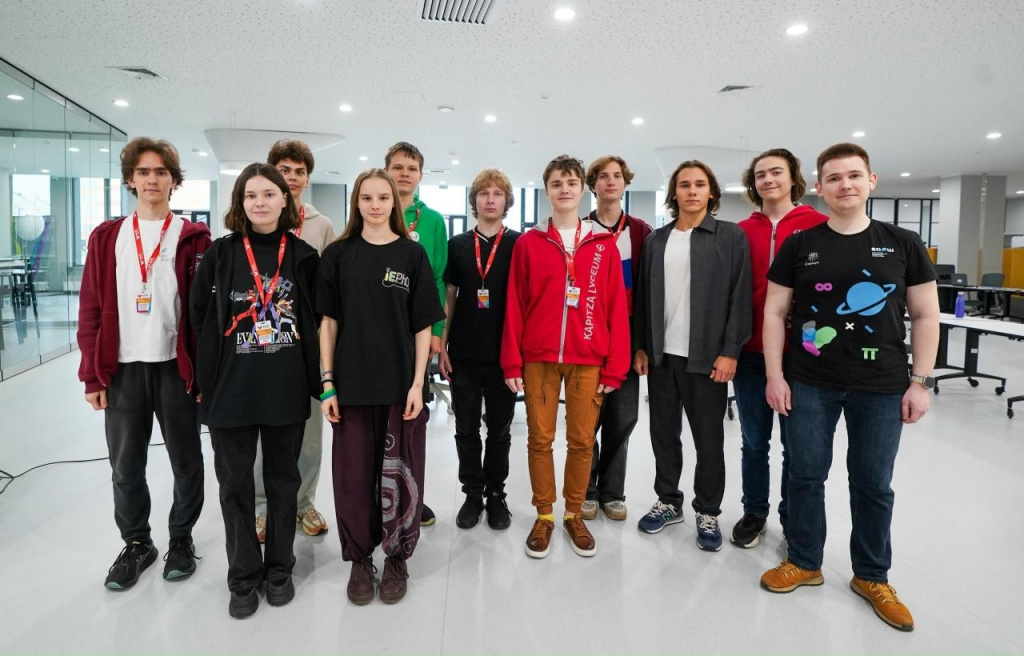 Фото: оргкомитет олимпиады / edu.gov.ru ( CC BY 4.0)###https://edu.gov.ru/press/10737/dmitriy-chernyshenko-i-sergey-kravcov-pozdravili-sbornuyu-rossiyskih-shkolnikov-s-pobedoy-na-mezhdunarodnoy-astronomicheskoy-olimpiade/