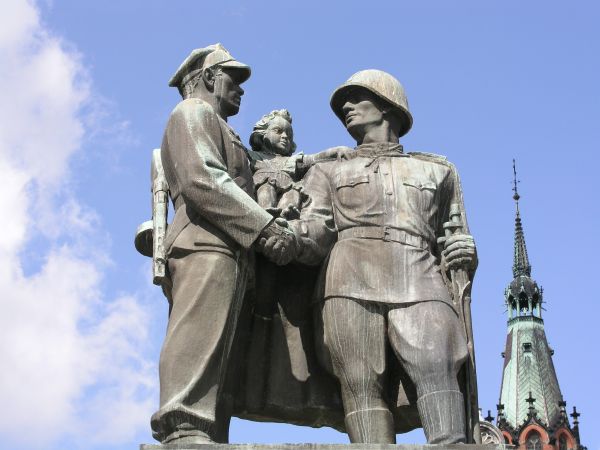 onument to Soviet and Polish soldier in Legnica. Picture legnica.net.ru