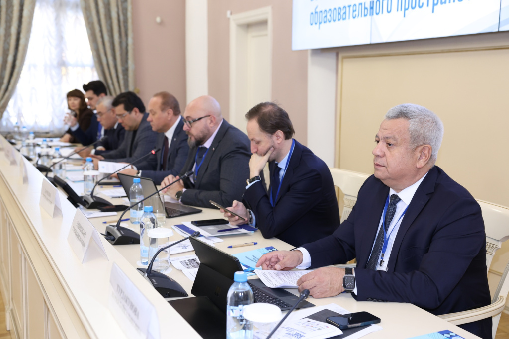 Фото: пресс-служба МПА СНГ / edu.gov.ru (CC BY 4.0)###https://edu.gov.ru/press/10591/podgotovleny-rekomendacii-po-razvitiyu-russkogo-yazyka-kak-klyuchevogo-elementa-obschego-obrazovatelnogo-prostranstva-stran-sng/