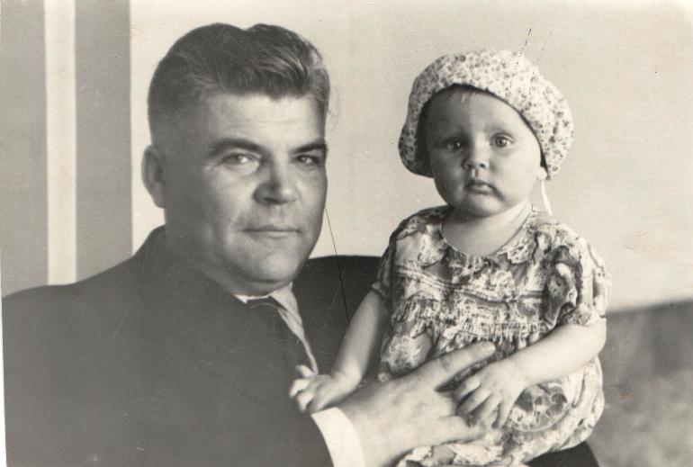 Р. Я. Малиновский с дочерью. Фото из архива Н. Р. Малиновской
