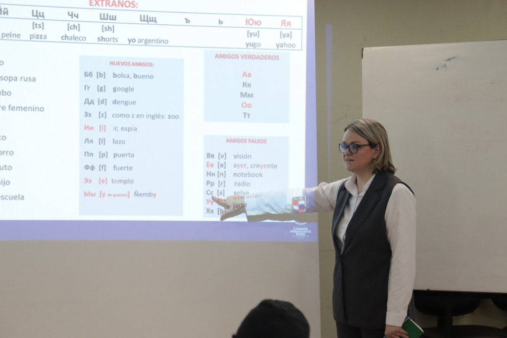 Занятие по русскому языку ведёт Ульяна Романенко. Фото: Cámara Paraguayo Rusa