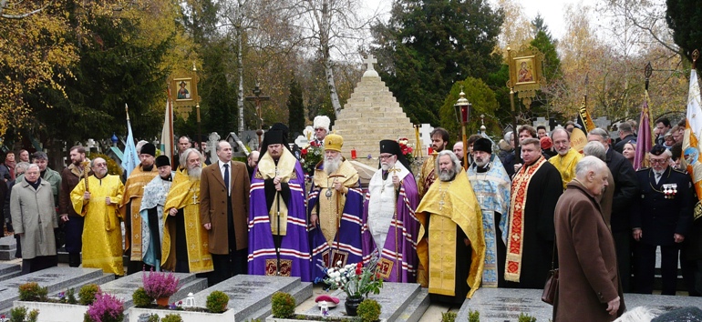 Панихида СПГ у галлиполийского памятника на кладбище Сент-Женевьев-де-Буа, 2011 г.