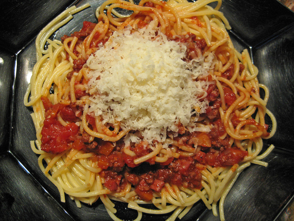Спагетти болоньезе. Фото: wikimedia.org###https://commons.wikimedia.org/wiki/File:Spaghetti_Bolognese_mit_Parmesan_oder_Grana_Padano.jpg