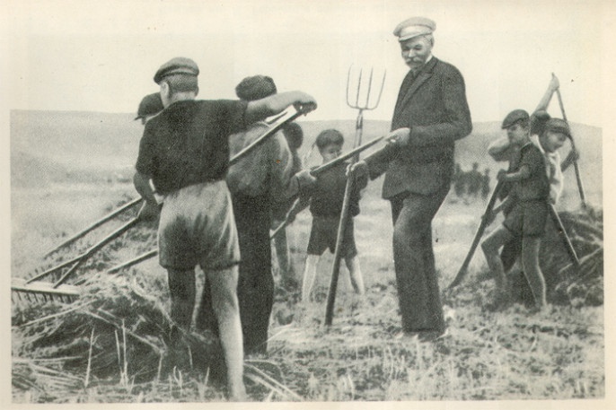 Максим Горький наблюдает за сельхозработами в детской колонии Куряж. Фото: ru.wikipedia.org
