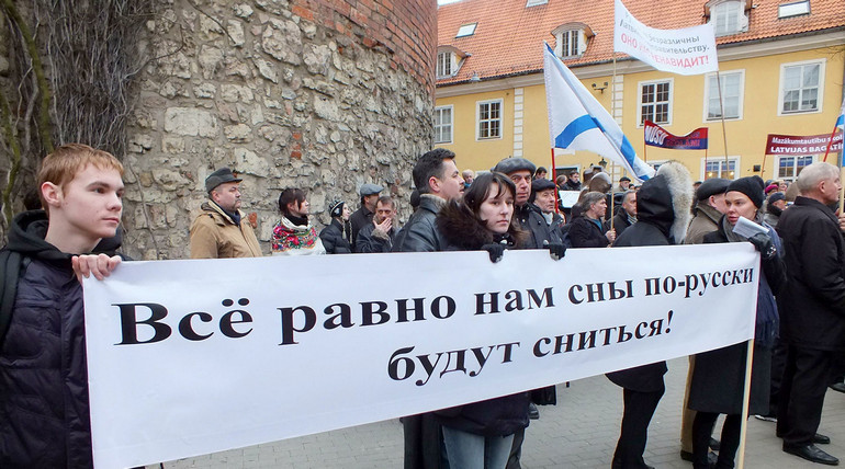 Митинг в Риге против латышизации русских школ. Фото: nashaplaneta.su