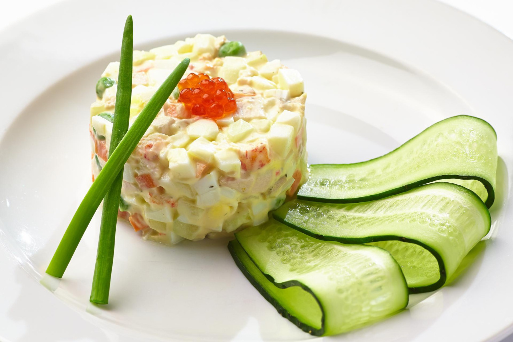 Салат оливье, ресторанная подача. Фото: goodfon.ru###https://www.goodfon.ru/food/wallpaper-download-1920x1280-saoat-olive-ikra-ogurets.html
