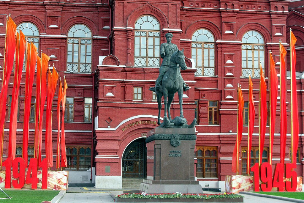 Памятник маршалу Жукову у Исторического музея в Москве. Фото: wikipedia.org###https://ru.wikipedia.org/wiki/%D0%9F%D0%B0%D0%BC%D1%8F%D1%82%D0%BD%D0%B8%D0%BA_%D0%BC%D0%B0%D1%80%D1%88%D0%B0%D0%BB%D1%83_%D0%96%D1%83%D0%BA%D0%BE%D0%B2%D1%83_(%D0%9C%D0%BE%D1%81%D0%BA%D0%B2%D0%B0)#/media/%D0%A4%D0%B0%D0%B9%D0%BB:%D0%9C%D0%BE%D1%81%D0%BA%D0%B2%D0%B0_%D0%9C%D0%B0%D0%BD%D0%B5%D0%B6%D0%BD%D0%B0%D1%8F_%D0%BF%D0%BB_IMG_0579.2_%D0%96%D1%83%D0%BA%D0%BE%D0%B2_V2016_e1t.JPG