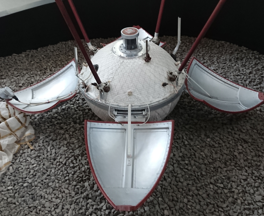 Автоматическая межпланетная станция «Луна-9». Модель в натуральную величину. Фото: wikipedia.org###https://ru.wikipedia.org/wiki/%D0%9B%D1%83%D0%BD%D0%B0-9