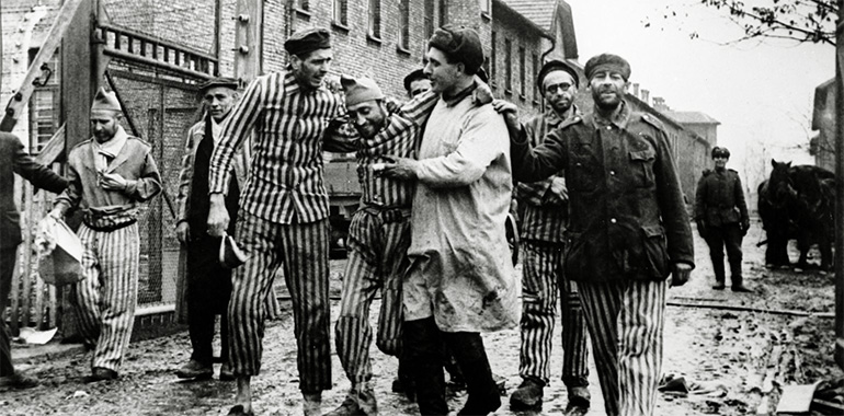Советские врачи лечили освобожденных узников концлагеря
