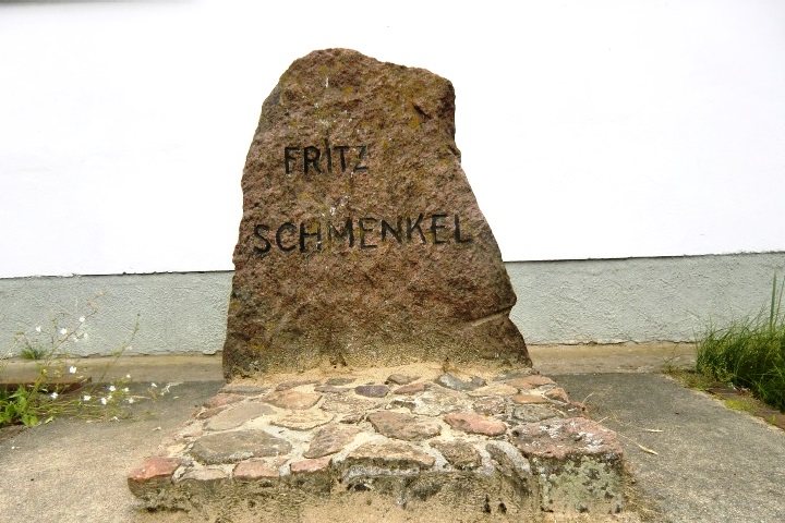 Последнее место памяти Фрица Шменкеля в Германии - в небольшом местечке Ной-Калис