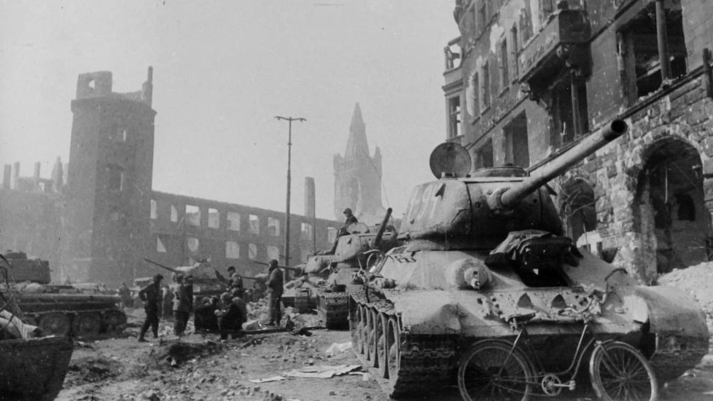 Советские танки Т-34-85 3-го Белорусского фронта в центре Кенигсберга, апрель 1945 года. Фото: Фотоархив РККА / ВКонтакте###https://vk.com/album-76803965_210510203?ysclid=m98nc8rqn1903112255