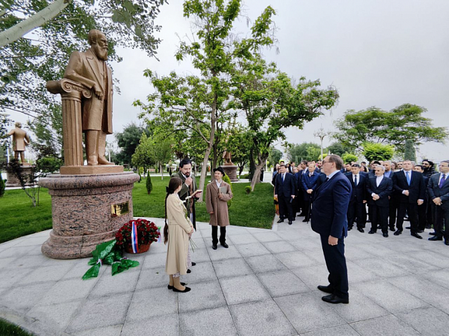 Памятник Фёдору Достоевскому открыли в Ашхабаде