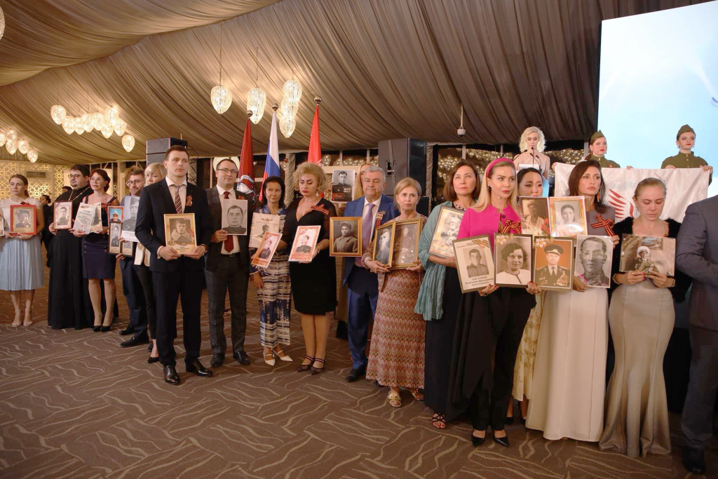 Участники Бессмертного полка в ОАЭ