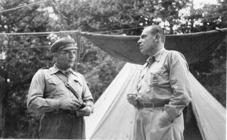 Полковник Р. Я. Малиновский (слева) и Ганс Каале, командир Интербригады, на Центральном фронте. Испания, 1938 г. Фото из архива Н. Р. Малиновской