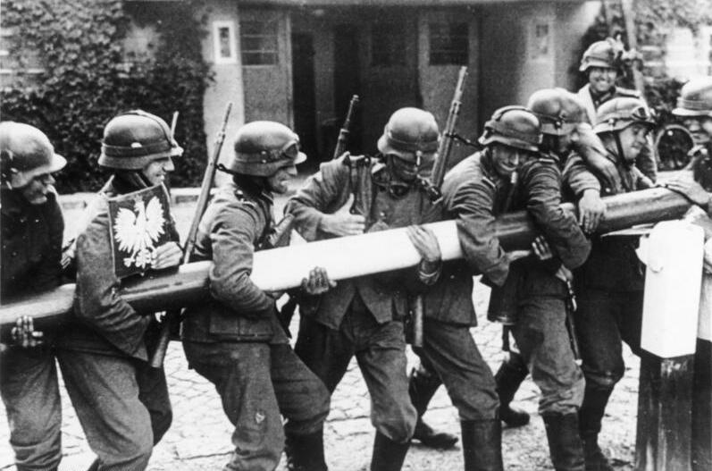 Солдаты вермахта ломают шлагбаум на пограничном пункте в Сопоте, 1939 г.