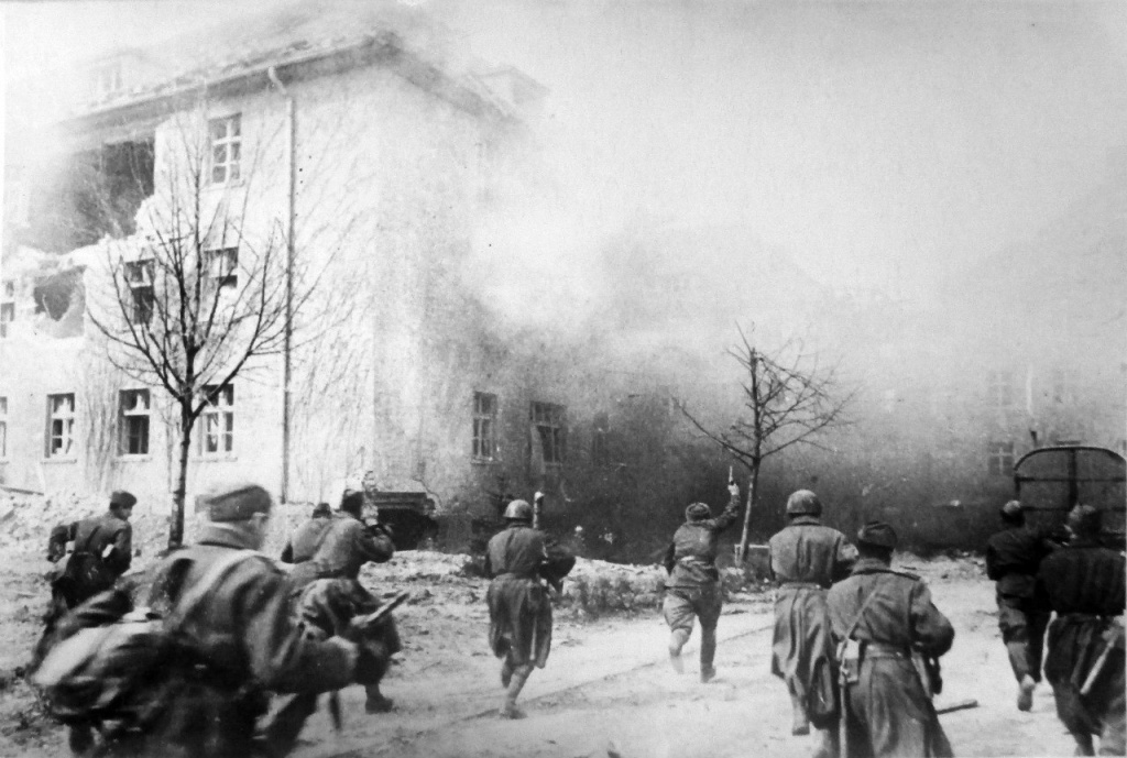 Советское подразделение в уличном бою в Кенигсберге, апрель 1945 года. Фото: Фотоархив РККА / ВКонтакте###https://vk.com/album-76803965_210510203?ysclid=m98nc8rqn1903112255