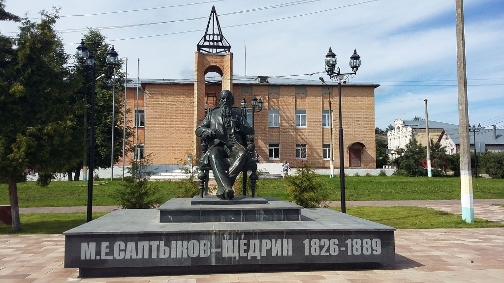 Памятник М. Е. Салтыкову-Щедрину. Талдом. Фото: Miriginger / ru.wikipedia.org (CC BY-SA 4.0)###https://ru.wikipedia.org/wiki/Салтыков-Щедрин,_Михаил_Евграфович#/media/Файл:Saltykov-Schedrin_monument.jpg