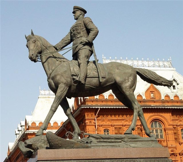 Памятники полководцам. Памятник Жукову Георгия Константиновича в Москве. Памятник маршалу Жукову на коне. Памятник полководцу Жукову в Москве. Памятник маршалу Победы Жукову.