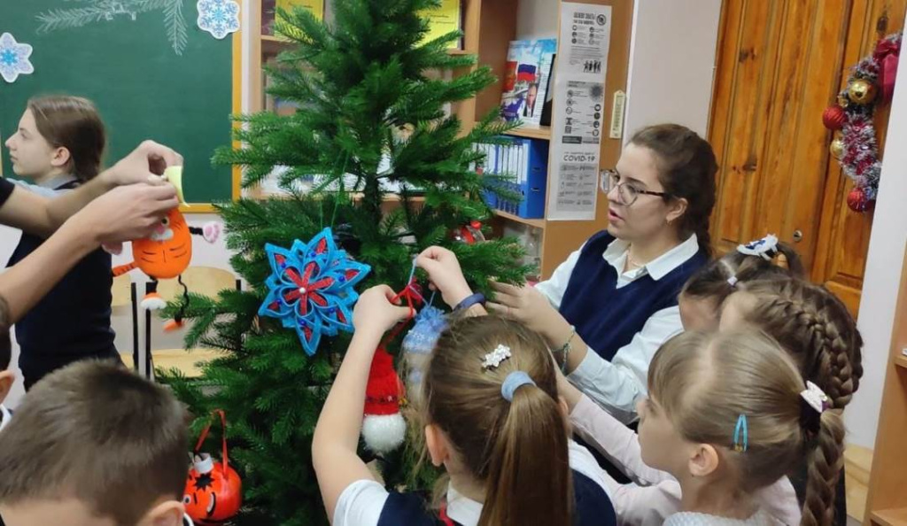 Ученики луганской школы наряжают «Ёлку мира»