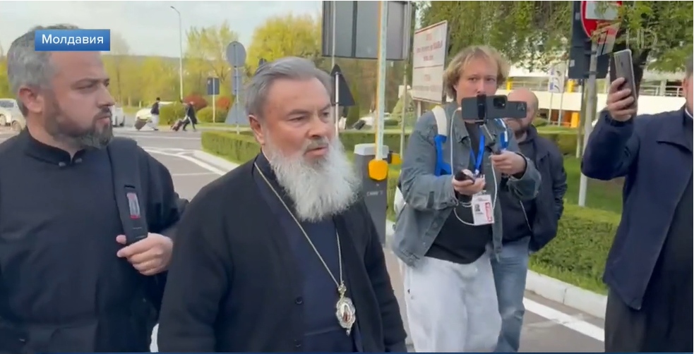 Фото: стоп-кадр / Первый канал / 1tv.ru###https://www.1tv.ru/news/2025-04-19/507465-v_kishineve_arhiepiskopa_moldavskoy_mitropolii_markella_snova_ne_vypustili_na_svyatuyu_zemlyu_za_blagodatnym_ognem