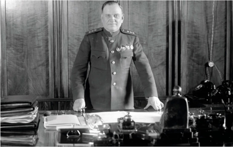 Генерал-полковник А. В. Хрулёв в рабочем кабинете. 1943 год. Фотография из РГАКФД