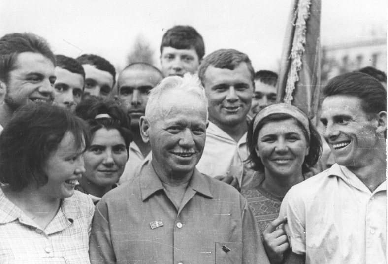 Встреча Шолохова со студентами. Ст.Вёшенская. 1964 г. Фото Е. Недери. Фото: Государственный музей-заповедник М. А. Шолохова###https://sholokhov.ru/sholokhov/biography/
