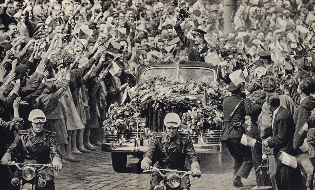Гагарина встречают на улицах Праги. Фото: chgbiblio.ru###https://chgbiblio.ru/archives/41971