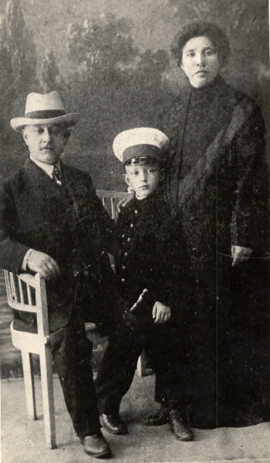 Миша Шолохов с родителями. Москва, 1912 г. Фото: Государственный музей-заповедник М. А. Шолохова###https://sholokhov.ru/sholokhov/portrait/