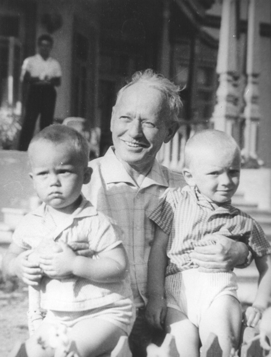 Шолохов с внуками Сашей и Андреем. 1964 г. Ст. Вёшенская. Фото: Государственный музей-заповедник М. А. Шолохова###https://sholokhov.ru/sholokhov/portrait/