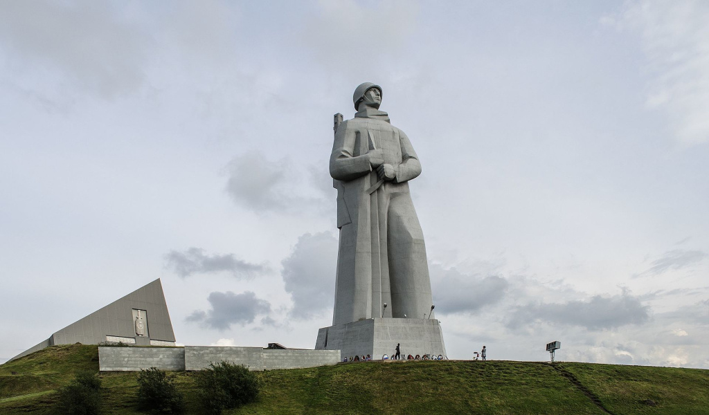 Памятник защитникам Советского Заполярья. Мурманск. Фото: Алексей Задонский / ru.wikipedia.org (CC BY-SA 4.0)###https://ru.wikipedia.org/wiki/Защитникам_Советского_Заполярья_в_годы_Великой_Отечественной_войны#/media/Файл:Алёша-Мурманск.JPG