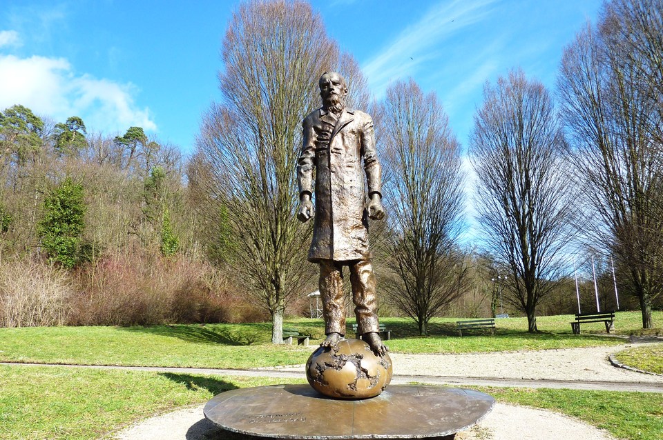 Памятник Ф. М. Достоевскому в Баден-Бадене